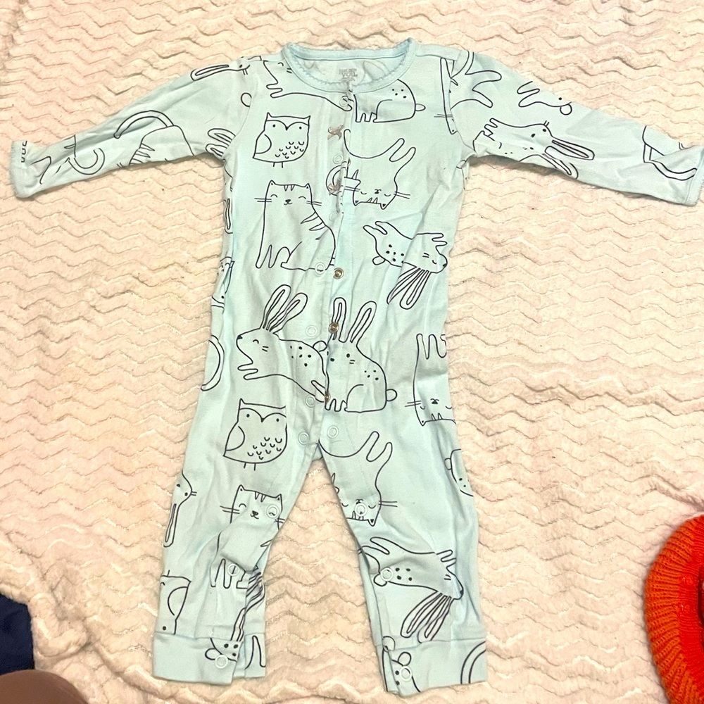 5 pack of kids 6-9 month sleepers/onesies. In exceptional condition.